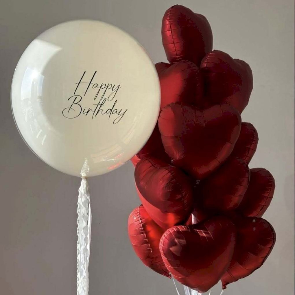 Праздничная композиция из воздушных шаров: белый шар с надписью Happy Birthday и красные фольгированные шары в форме сердец