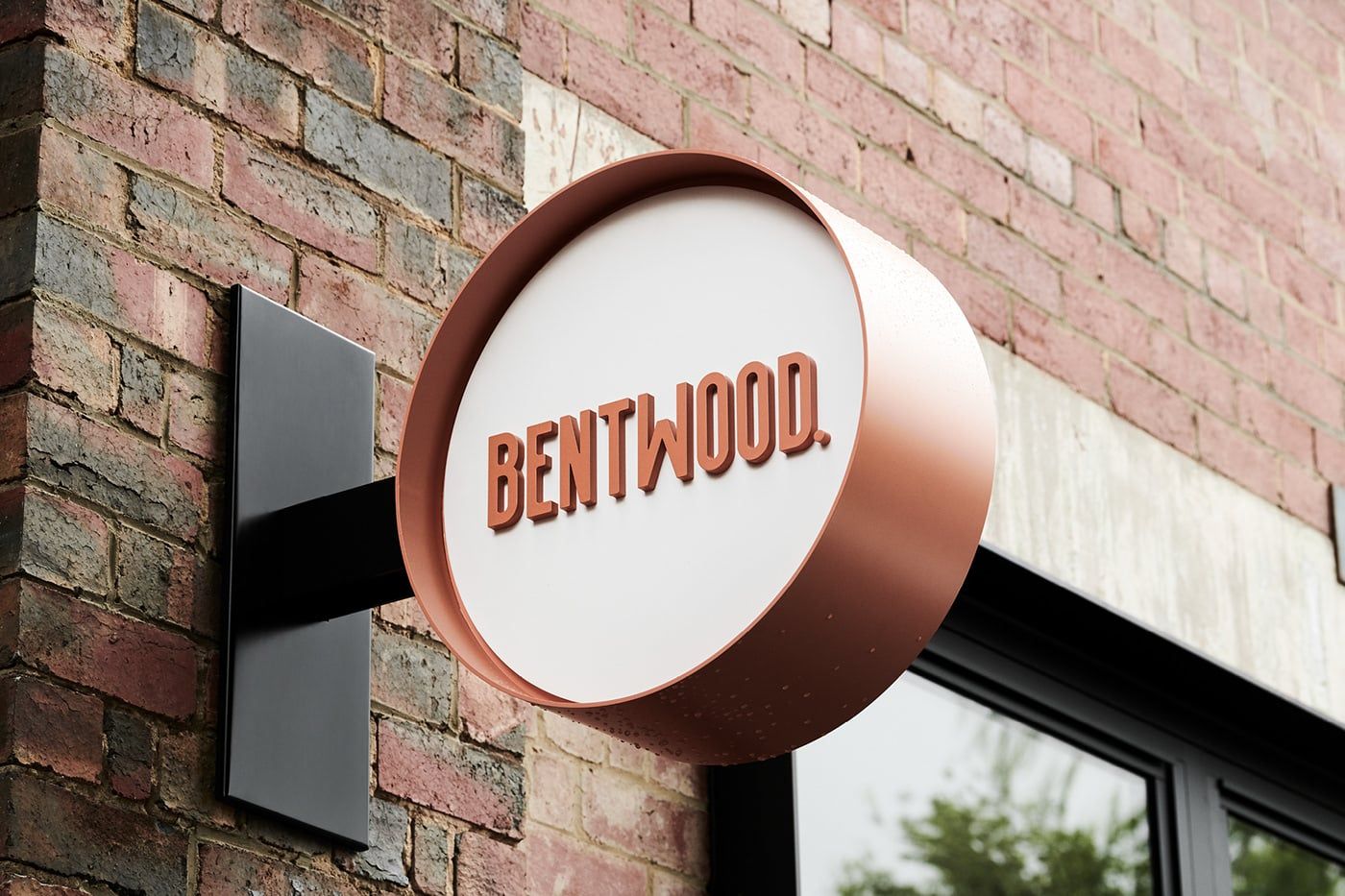 Вывеска боковая на кронштейне для бутика