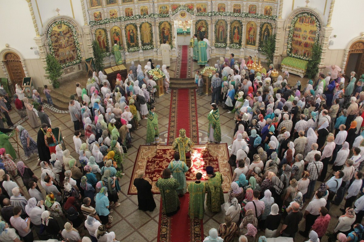 Храм 1000 летия крещения руси. Храм Живоначальной Троицы 1000-летия крещения. 1000 Летие крещения Руси литургия. Храм Святой Троицы на Борисовских прудах священство. 100-Летие крещения Руси храм Троицы.