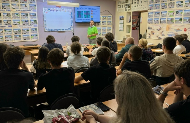 Занятие по теории в классе: преподаватель разбирает дорожную ситуацию на экране