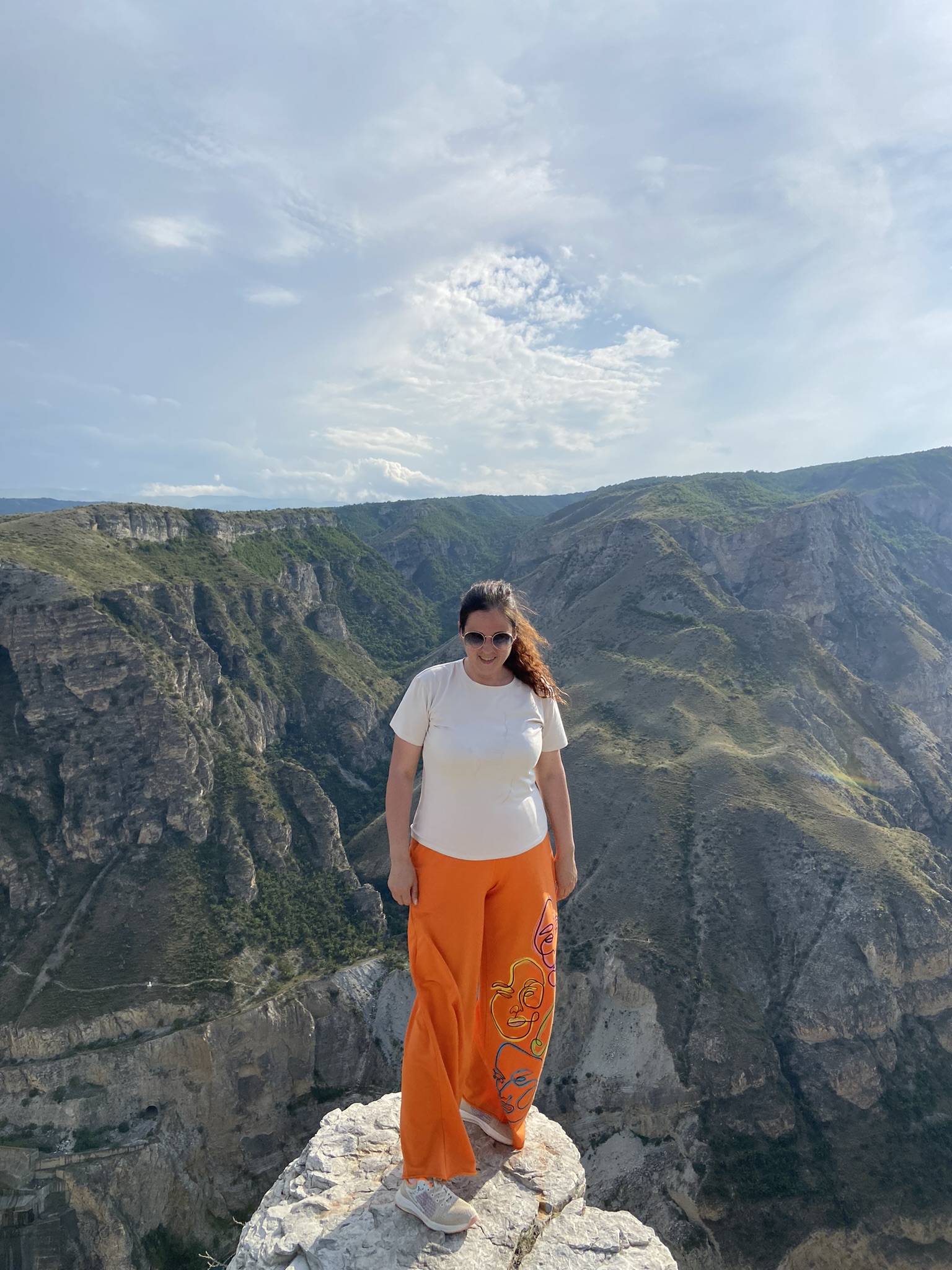 Туристы на фоне Сулакского каньона: маршрут из Москвы в Дагестан