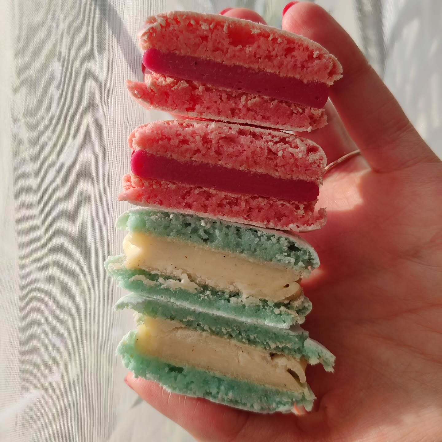 Makrónky Sweet Cloud rozrezané na polovicu, ukazujúce jemnú náplň a nadýchané cesto