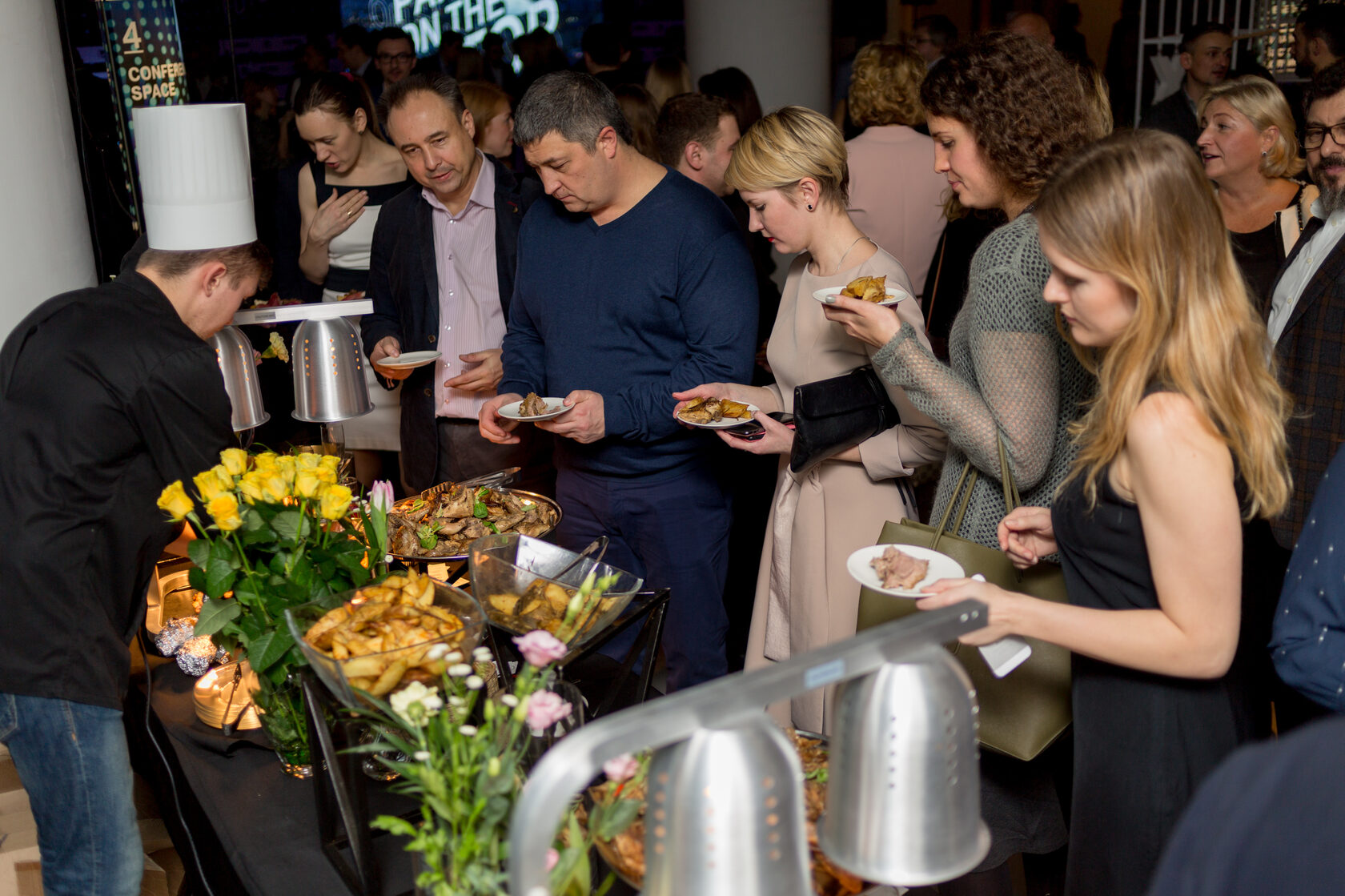 Официант Smile Event Catering на бизнес-форуме Москва