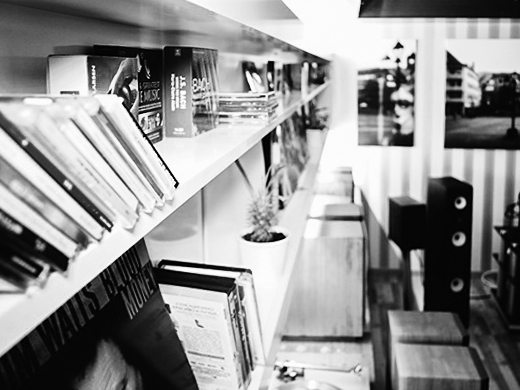 acoustic word, мир акустики, домашний кинотеатр, кино, кинотеатр, фильм, звук, колонки, стойка, строительство, экран, диван, индивидуальный, семейный кинотеатр, попкорн, отдых, заказ мебели, инсталляция, обучение, LP проигрыватели, система умный дом, кабель на заказ, мебель на заказ, Трейд-Ин, рабочий процесс