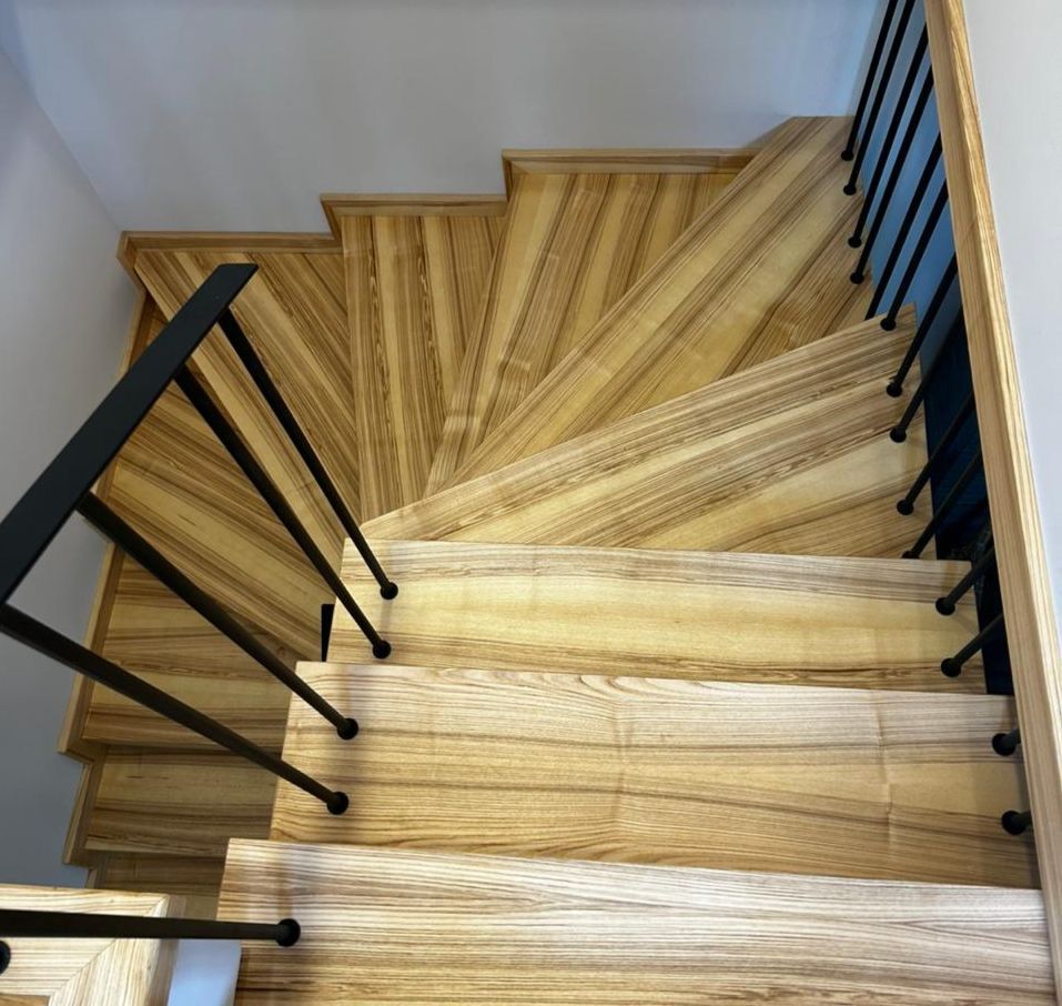лестница в квартиру из шпона ясень Сочи