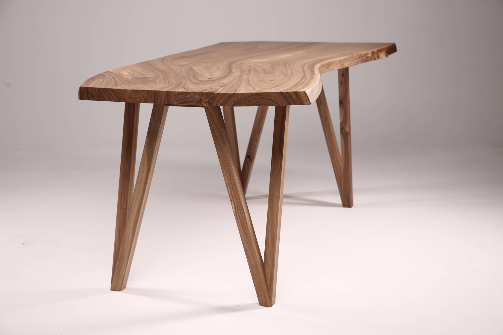 стол с деревянными ножками