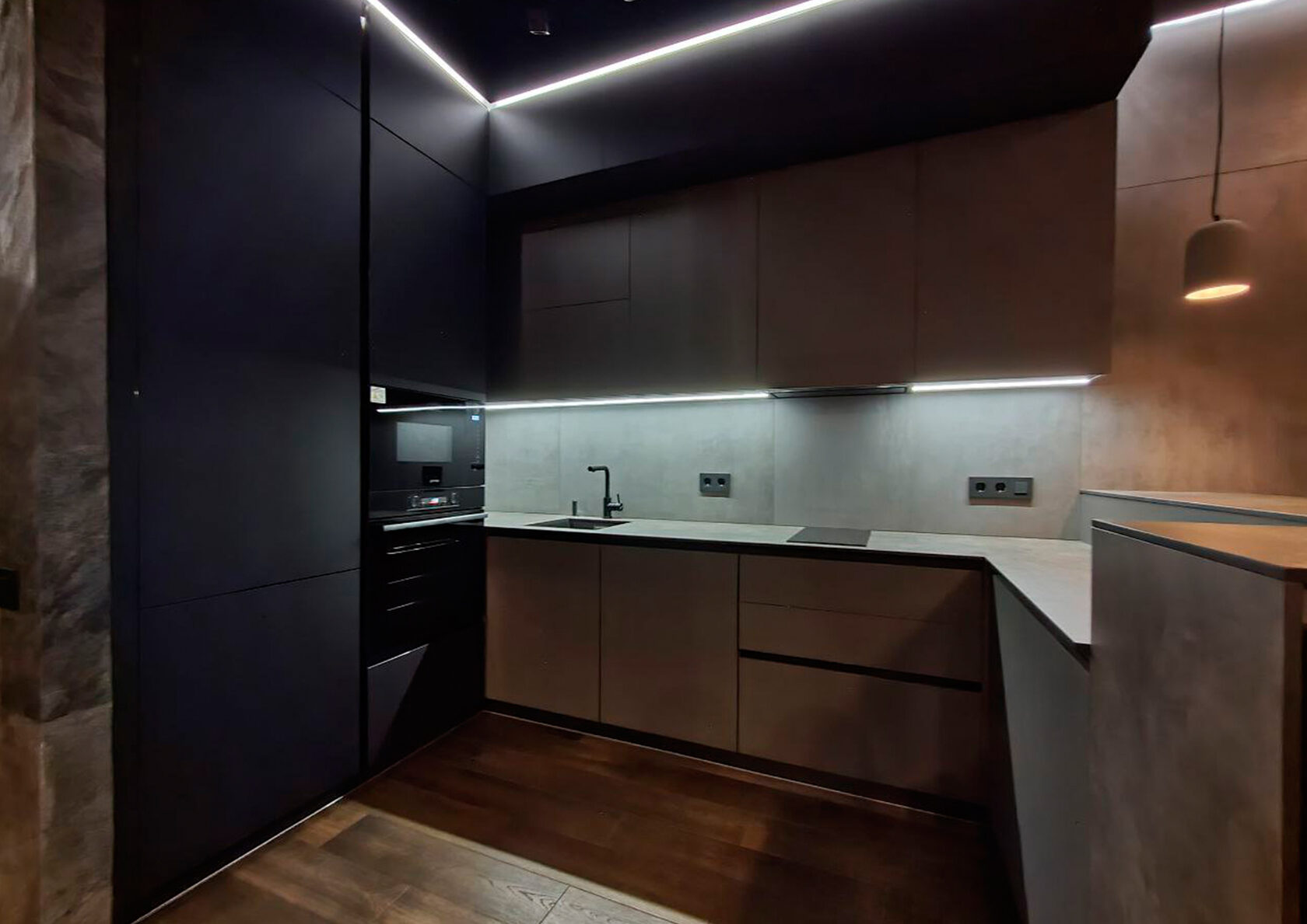 Кухня в лаконичном сдержанном стиле