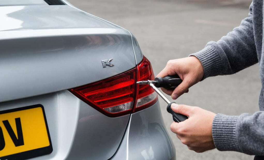 как открыть багажник