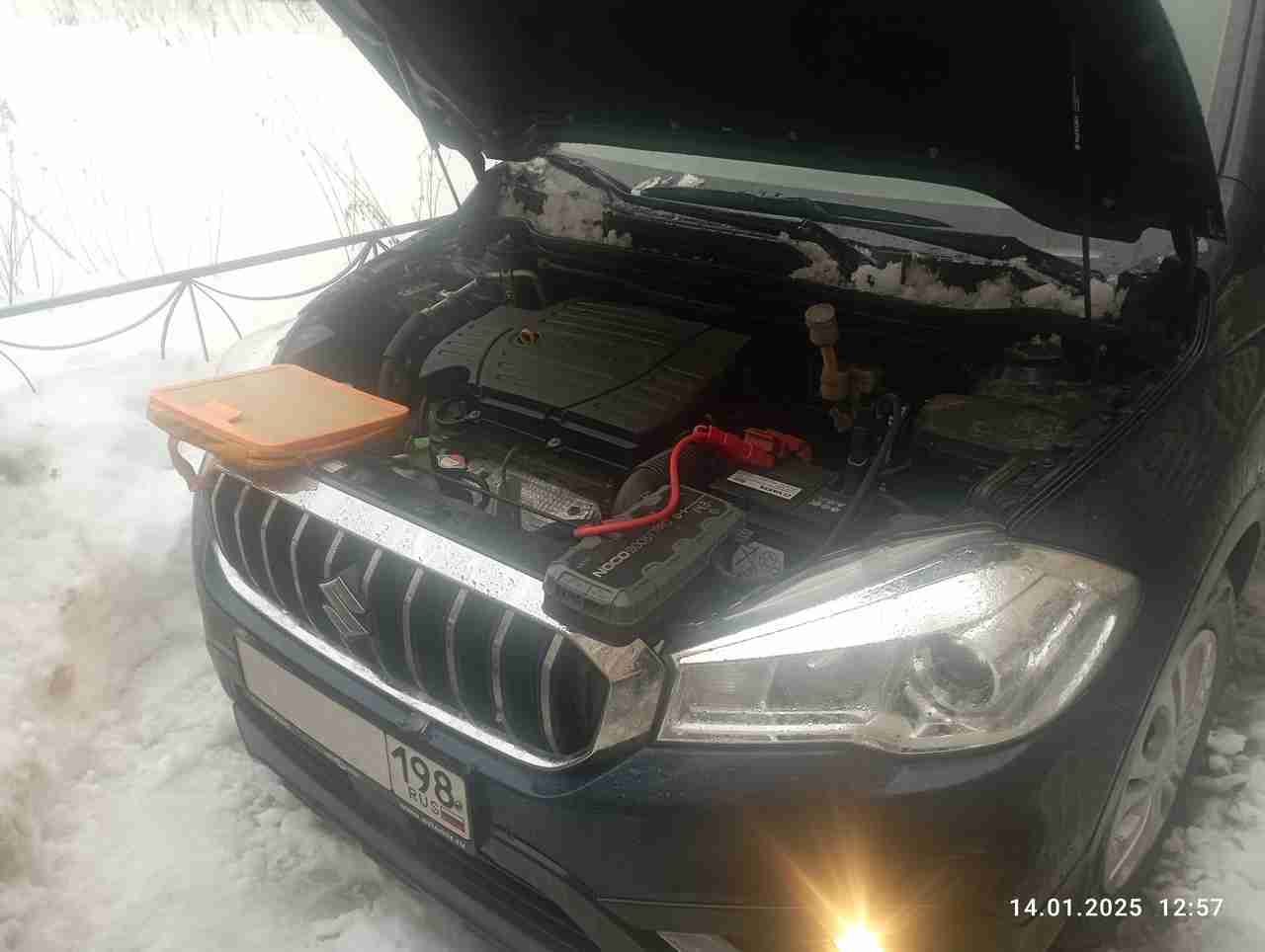 Запустили двигатель, прикурили аккумулятор, Suzuki SX4 на Купчинской улице во Фрунзенском районе Санкт - Петербурга