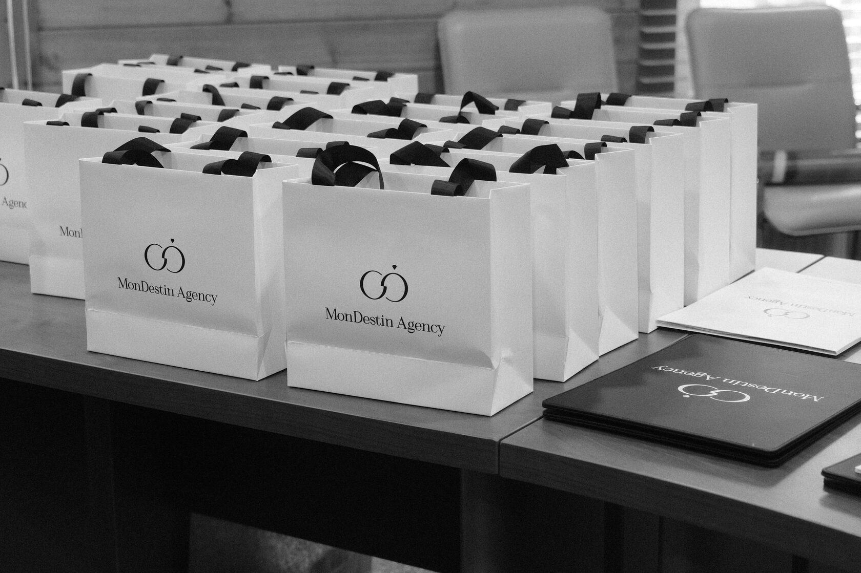 брендированные пакеты агентства Mondestin на свадебном мероприятии