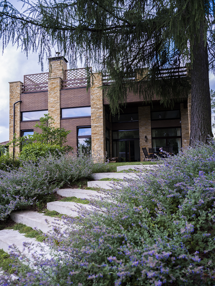 Стиль русской усадьбы и mid-century modern в загородном доме 450 м² Дизайнер — Ольга Давыдова. Публикация — Elle Decoration
