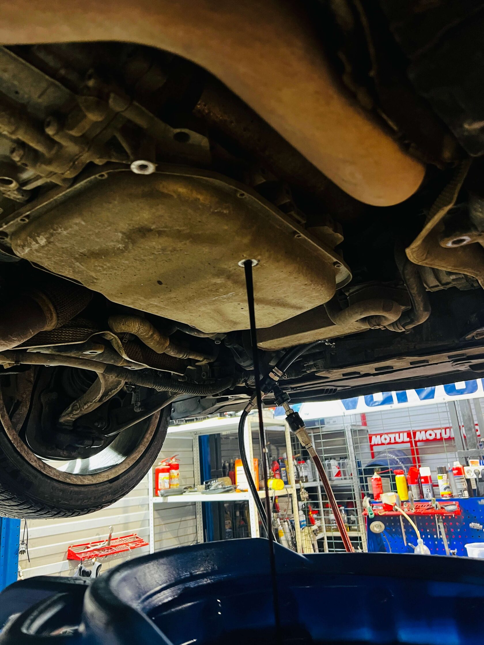 Слив масла из поддона Audi RS6