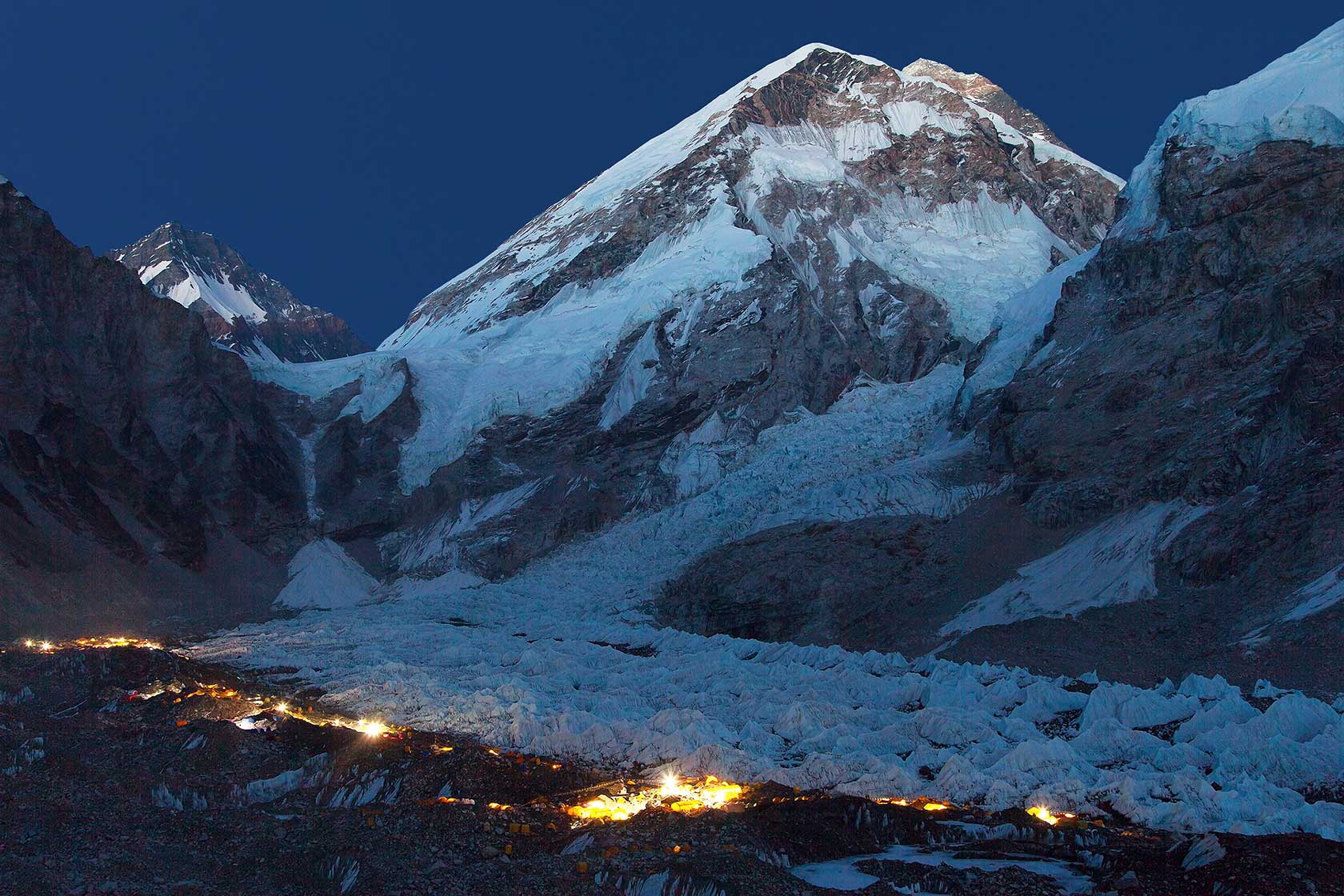 Вид на Эверест и бзовый лагерь в Непале