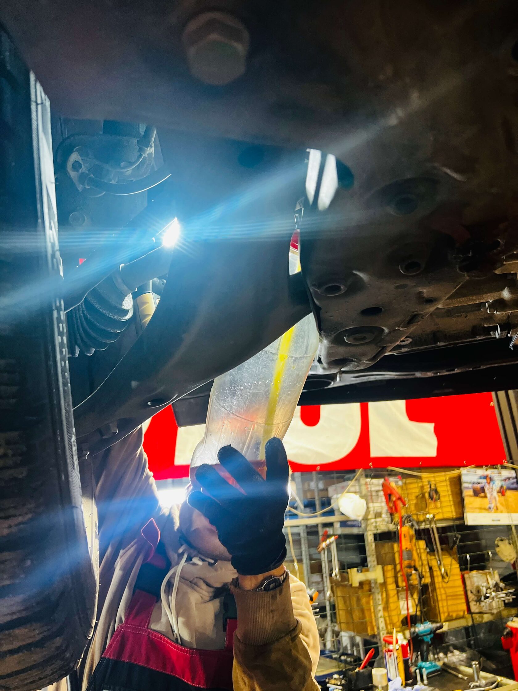 Заливаем новое масло в объеме 3л