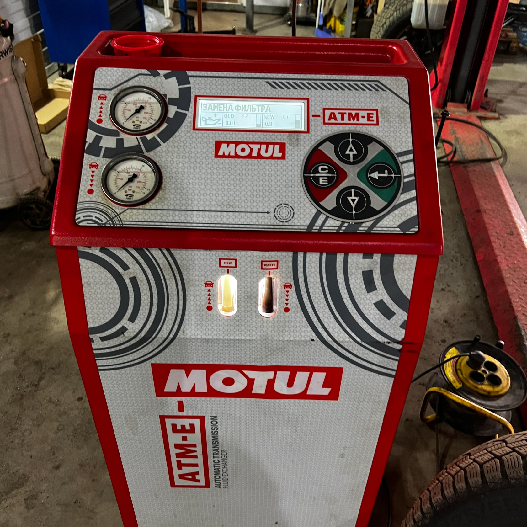 Заполнение поддона новым маслом Motul