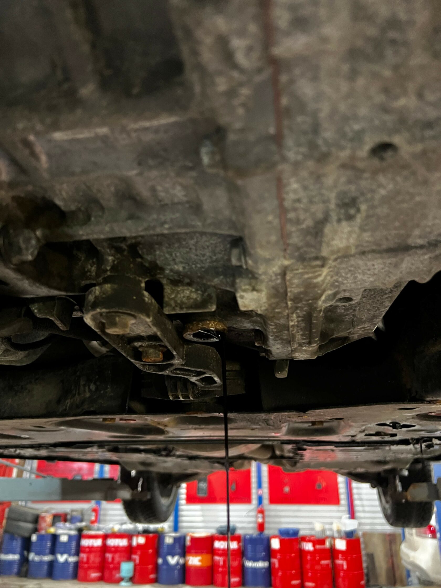 Слив масла через контрольную пробку