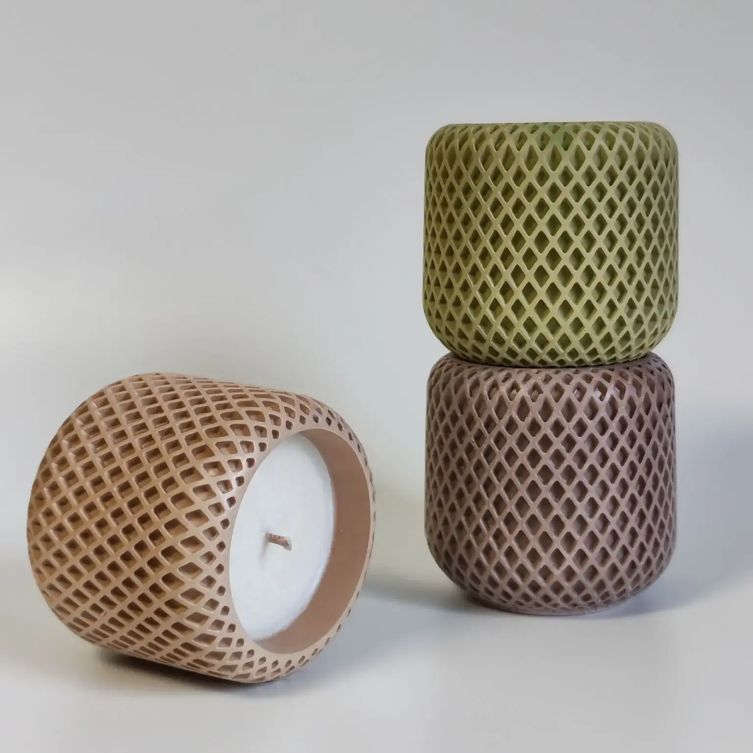 Натуральные соевые свечи в гипсовых подсвечниках пастельных нежных тонов, интерьерные эко‑свечи ручной работы из соевого воска в гипсе, декоративный минималистичный декор для дома