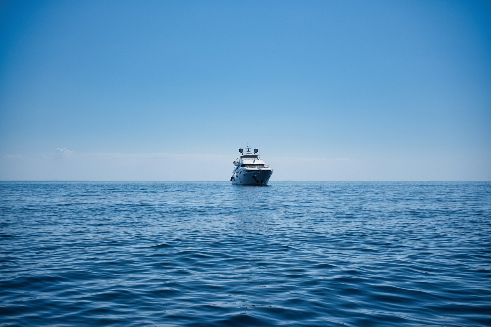 Яхта в открытом море