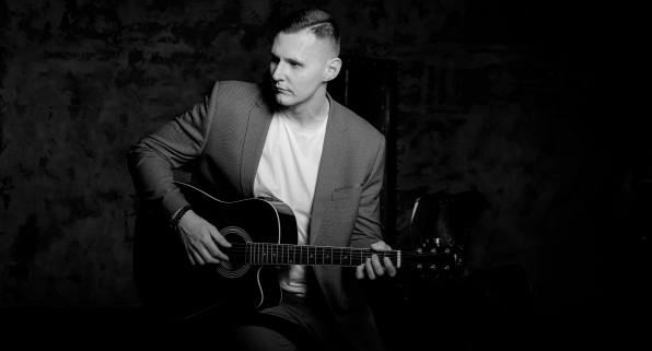 Ведущий с гитарой