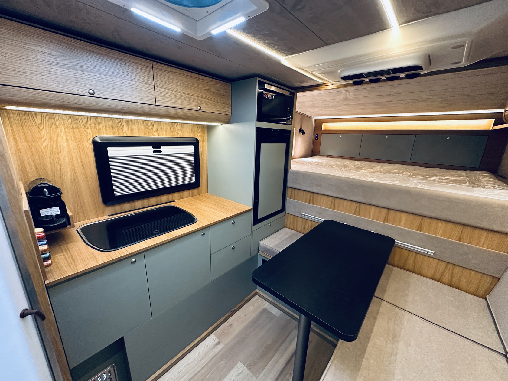 Линейная кухня в Piligrim Camper 400LX — эргономичное решение для небольших модулей