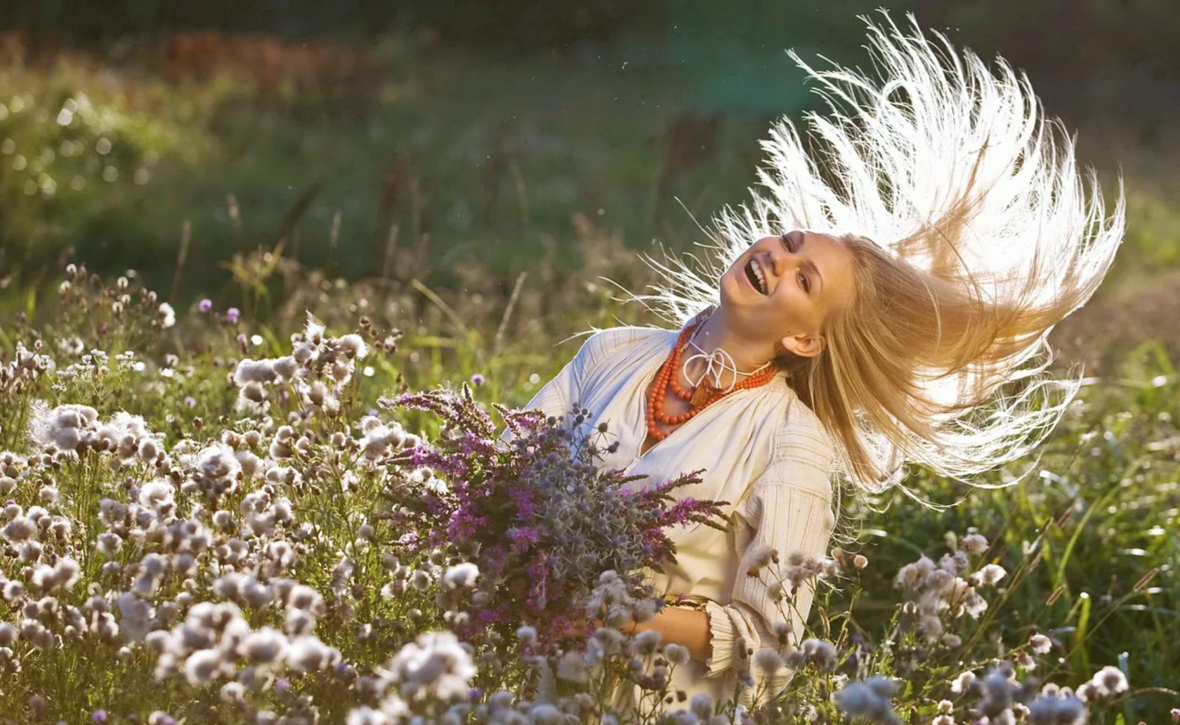 Девушка в цветочном поле. Девушка с полевыми цветами. Полевые цветы в волосах.