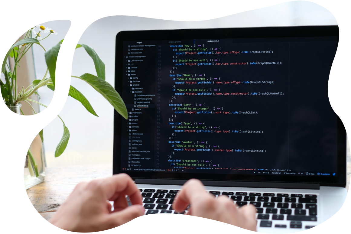 Работа с программным кодом, программирование, ноутбук и руки программиста крупным планом