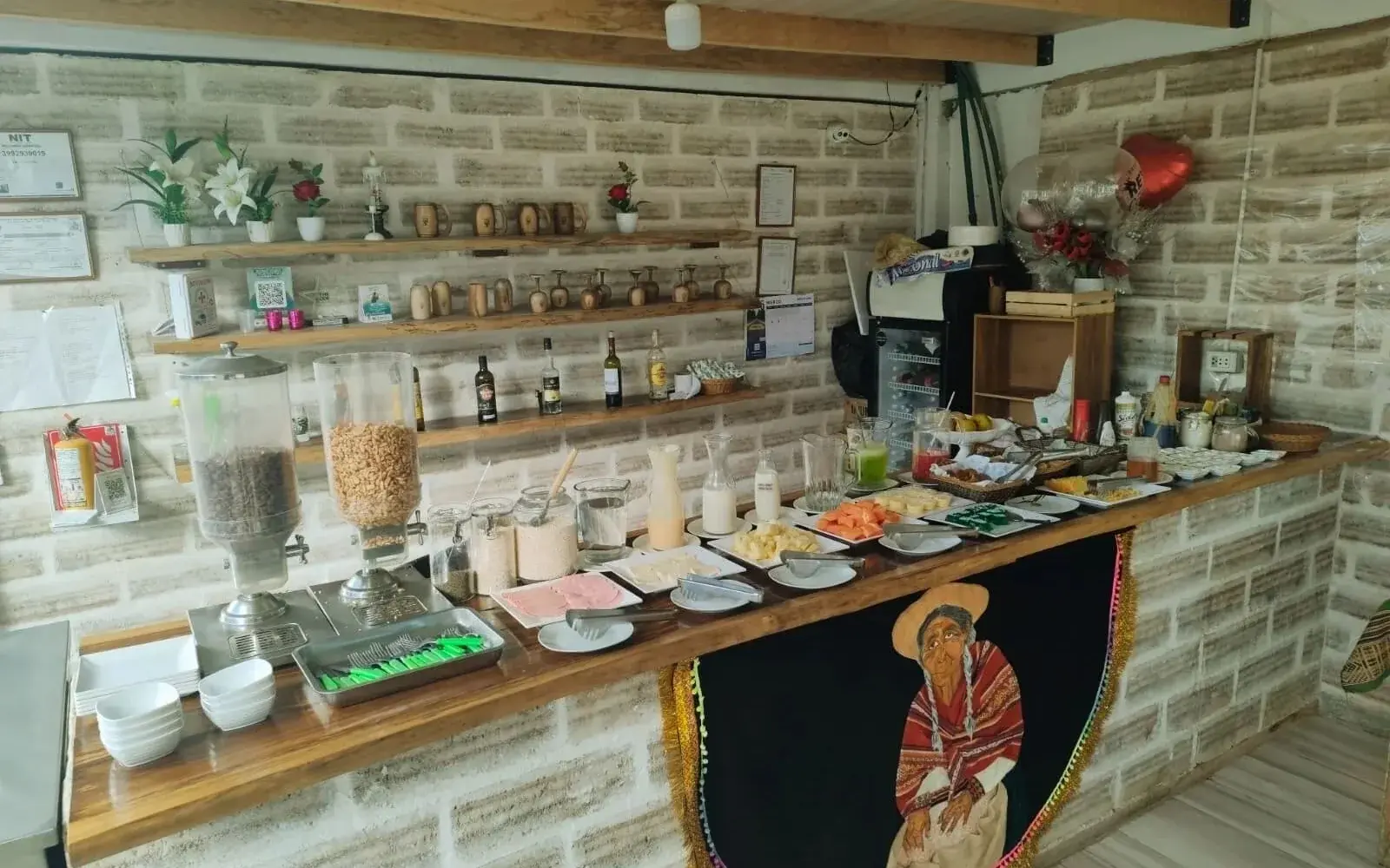 Стойка буфетного завтрака у стены из соляных блоков, Hotel Casa de Sal, Уюни