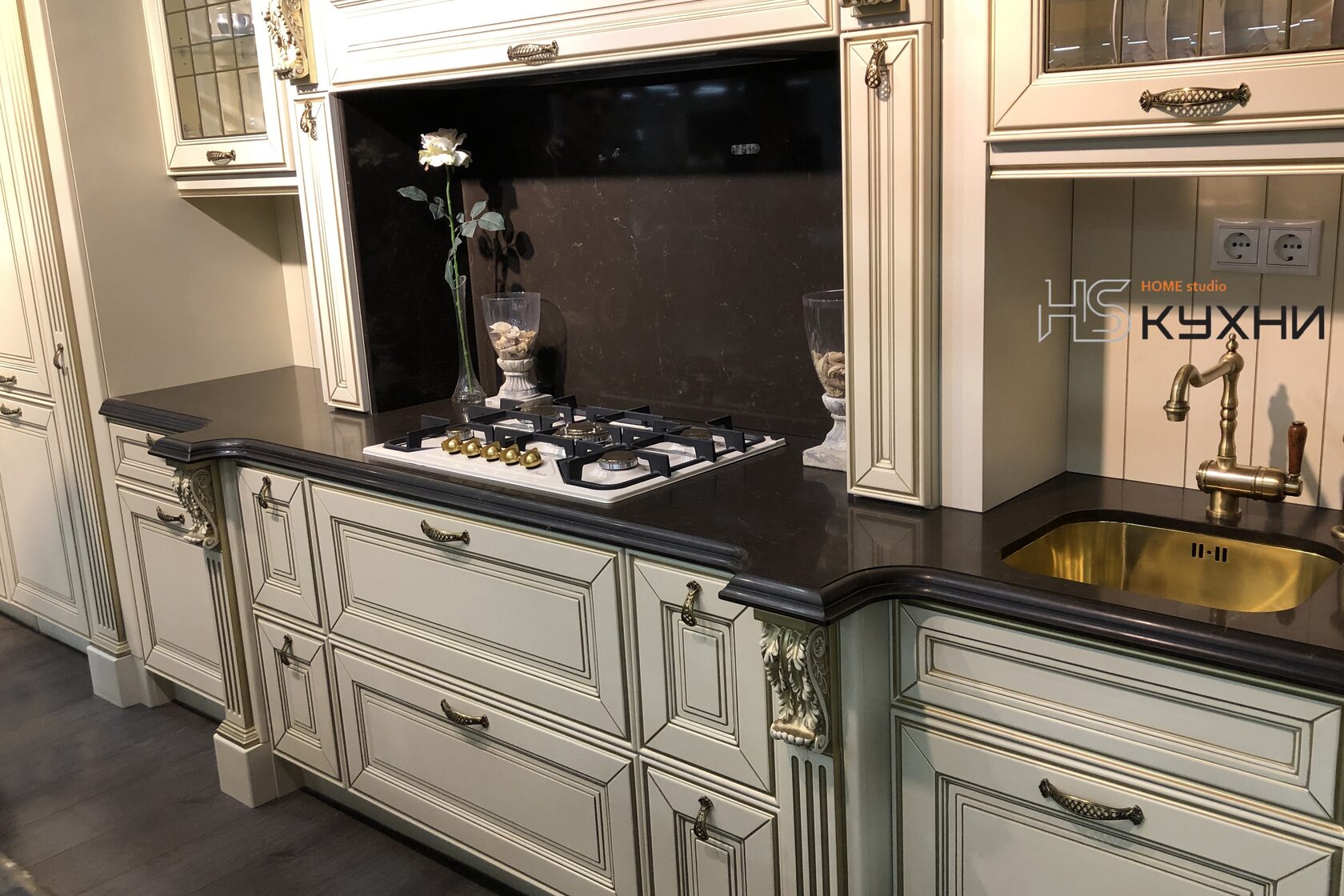 прямая кухня из массива дерева в классическом стиле