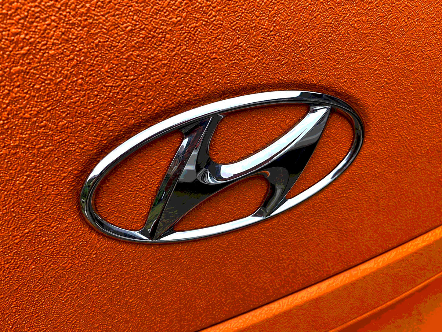 Эмблема Hyundai на оранжевом фактурном покрытии — архивный проект MT Autoestetica