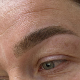 коррекция и окраска бровей