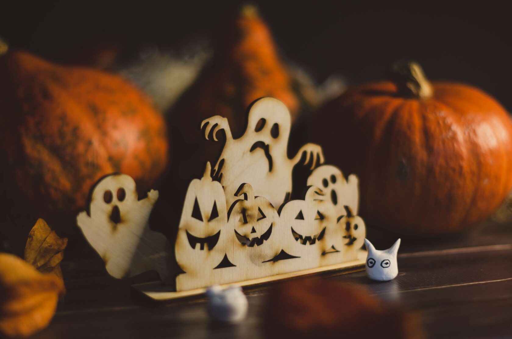 Дети делают поделки к Halloween за общим столом