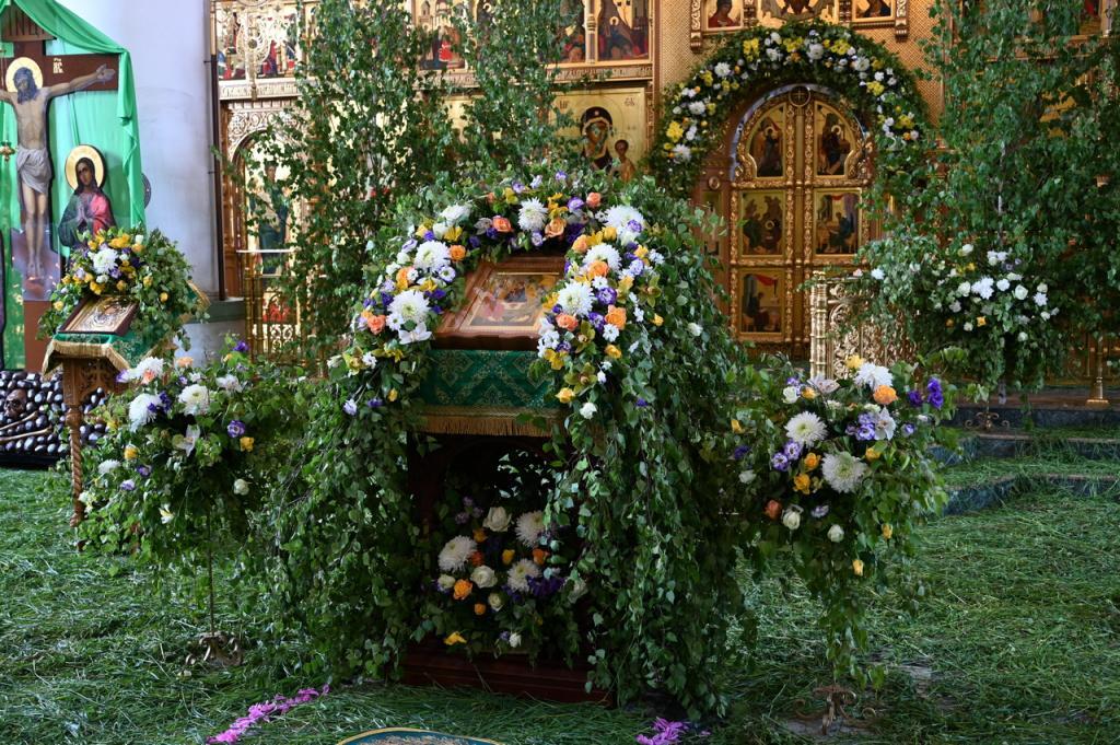 православный храм украшен березами на Троицу традиции праздника