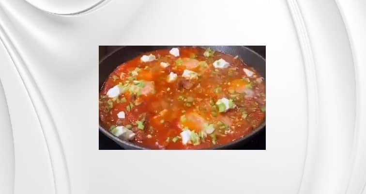 Приготовление шакшуки с мясом и фетой на сковороде: шаг 10