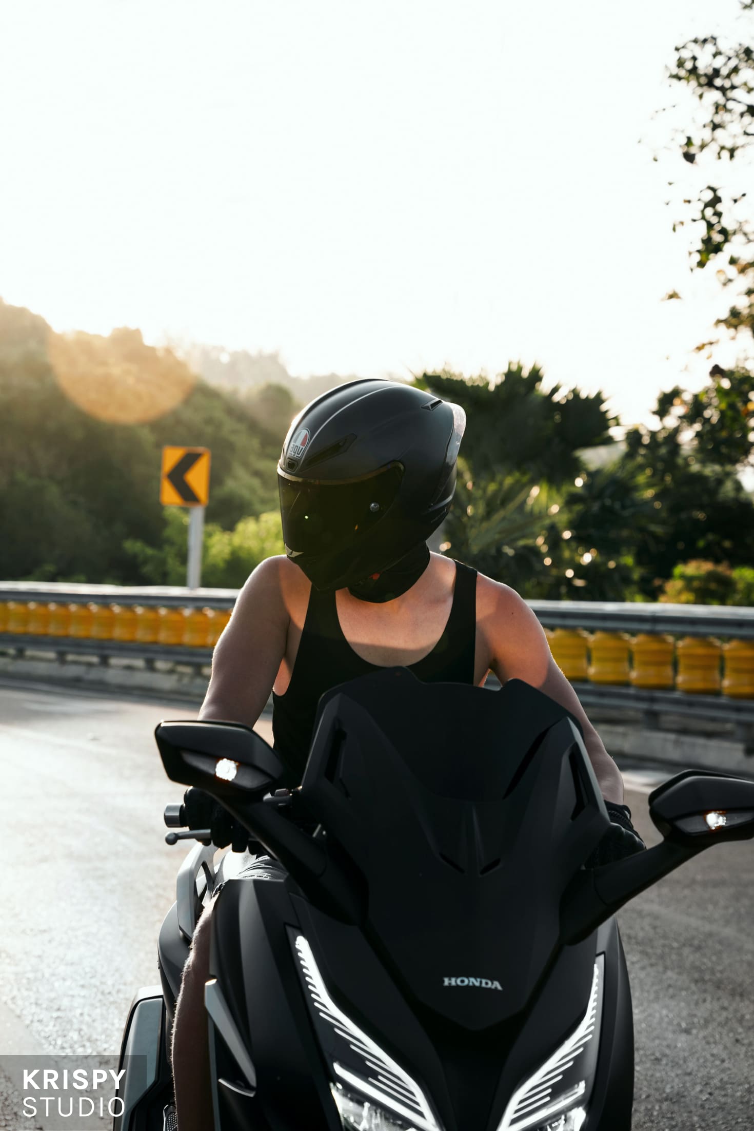 Мужская фотосессия на байке на фоне заката