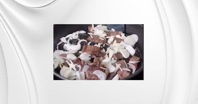 Приготовление шакшуки с мясом и фетой на сковороде: шаг 2