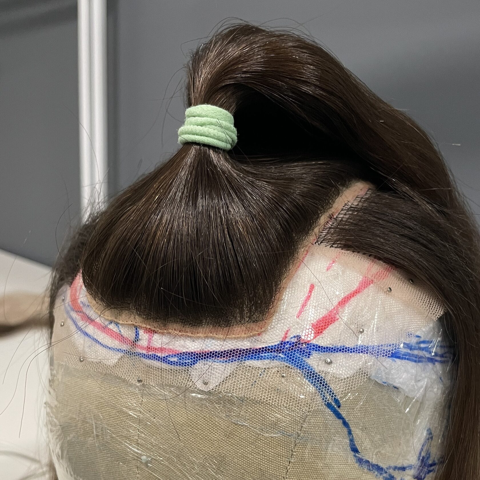 Процесс ручного изготовления системы замещения волос в мастерской Алины Сокол