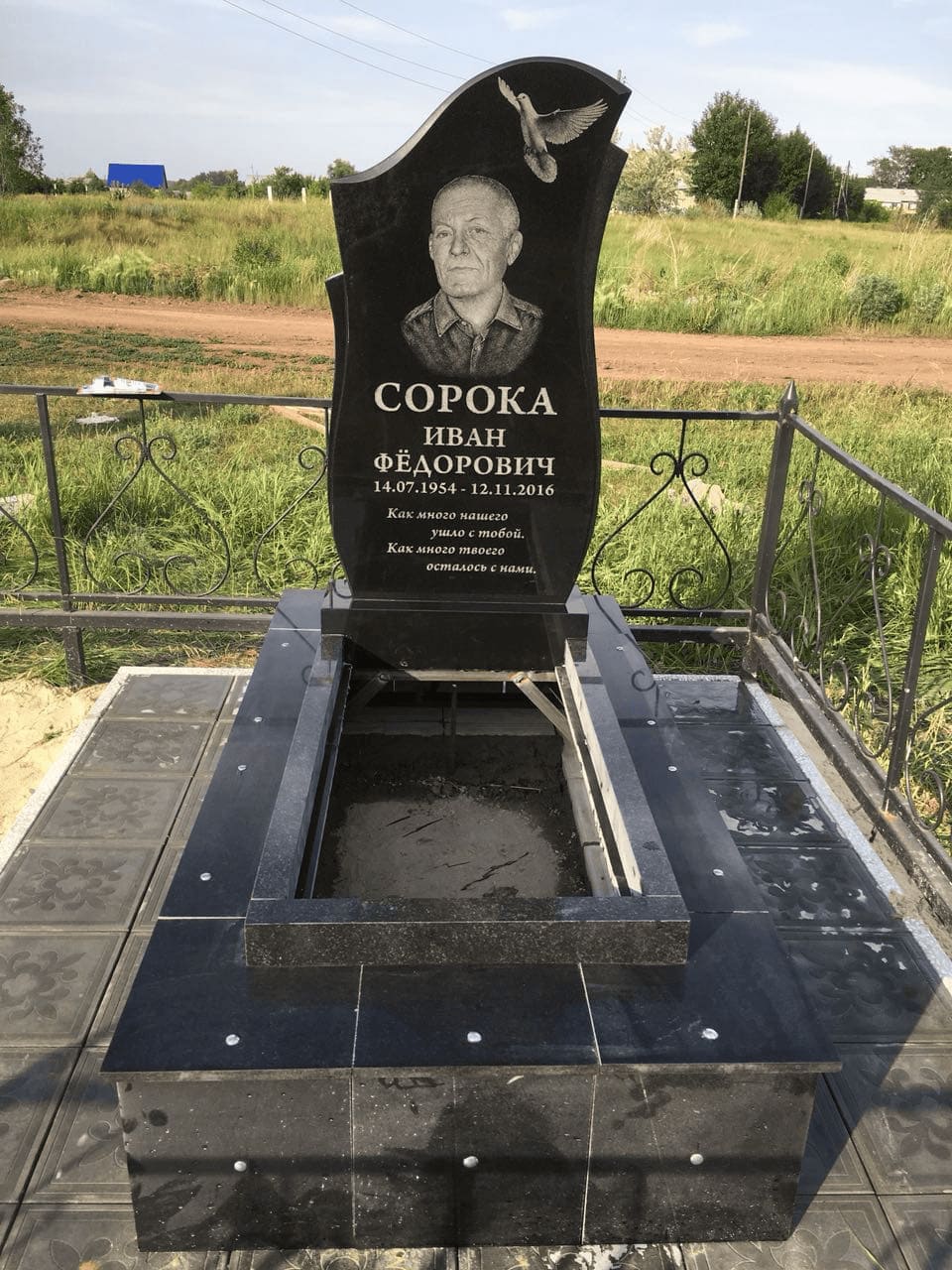 Памятник из Китайского гранита с вырубной формой, размер 1000х500