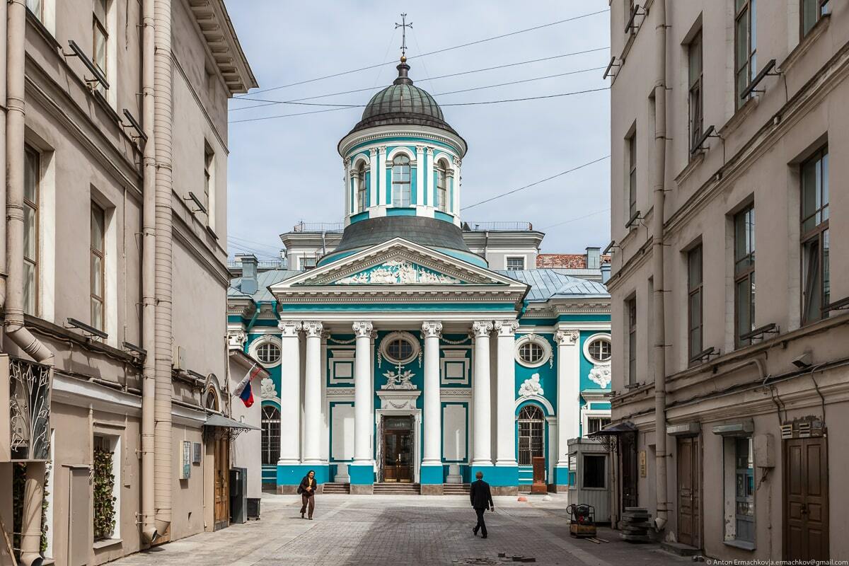 Невском пр 32. Церковь Святой Екатерины в Санкт-Петербурге. Армянская Церковь на Невском проспекте. Армянская Церковь Святой Екатерины в Санкт-Петербурге. Костел Святой Екатерины на Невском.