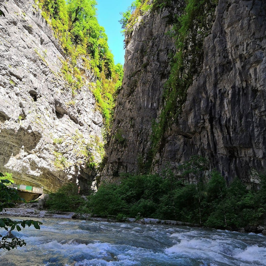Карадахская теснина. Куртатинское ущелье кадаргаванский каньон. Юпшарский каньон каменный мешок. Владикавказ геналдонское ущелье. Ассинское ущелье абхазия.