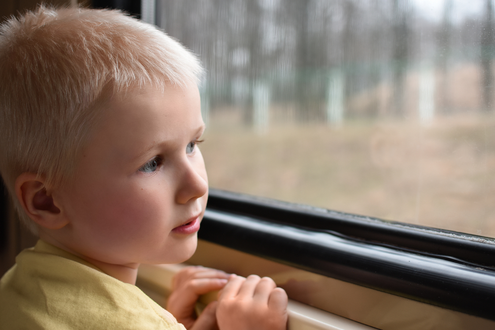 ребенок поезд окно