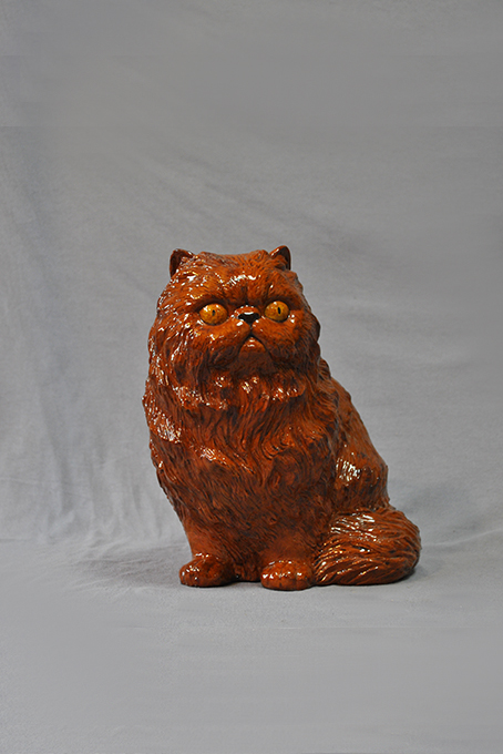 скульптура сидящего рыжего кота