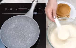 Приготовление панкейков на молоке на сковороде: шаг 8