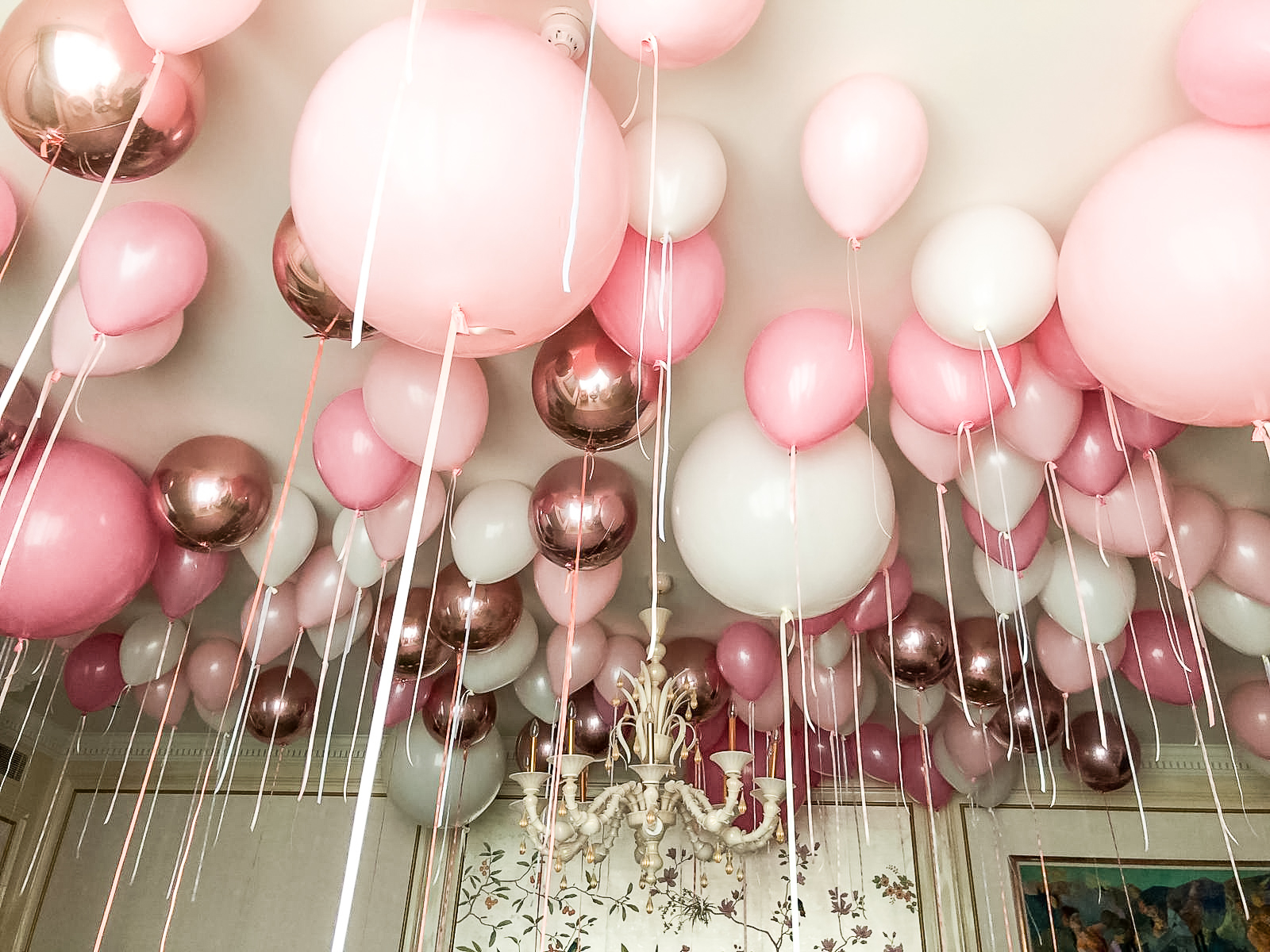 Вики шаров. Шары под потолок. Воздушные шарики под потолок. Розовые шары под потолок. Розовые шарики воздушные.