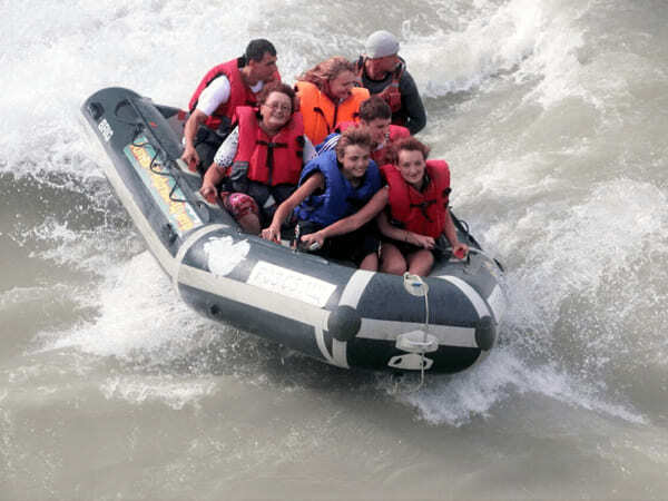 Семейный лагерь - поездка на моторафтинге