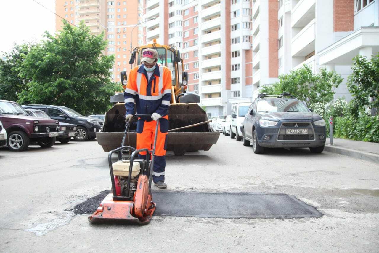 Укладка асфальта во дворе. Ремонт дворов. Асфальтирование дворовых территорий. Кладут асфальт. Проезд ремонта.