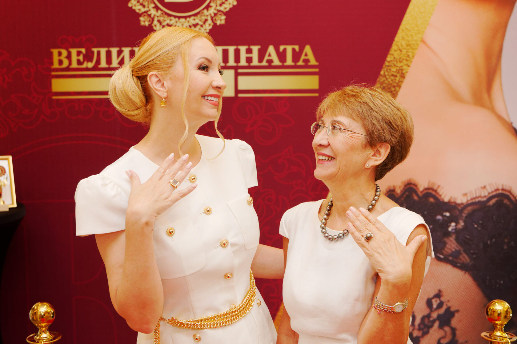 Йордана Димитрова и Весела Шопова позират с бижута от Фортуна