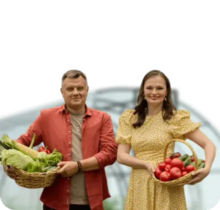 Вячеслав и Юлия с корзинами урожая