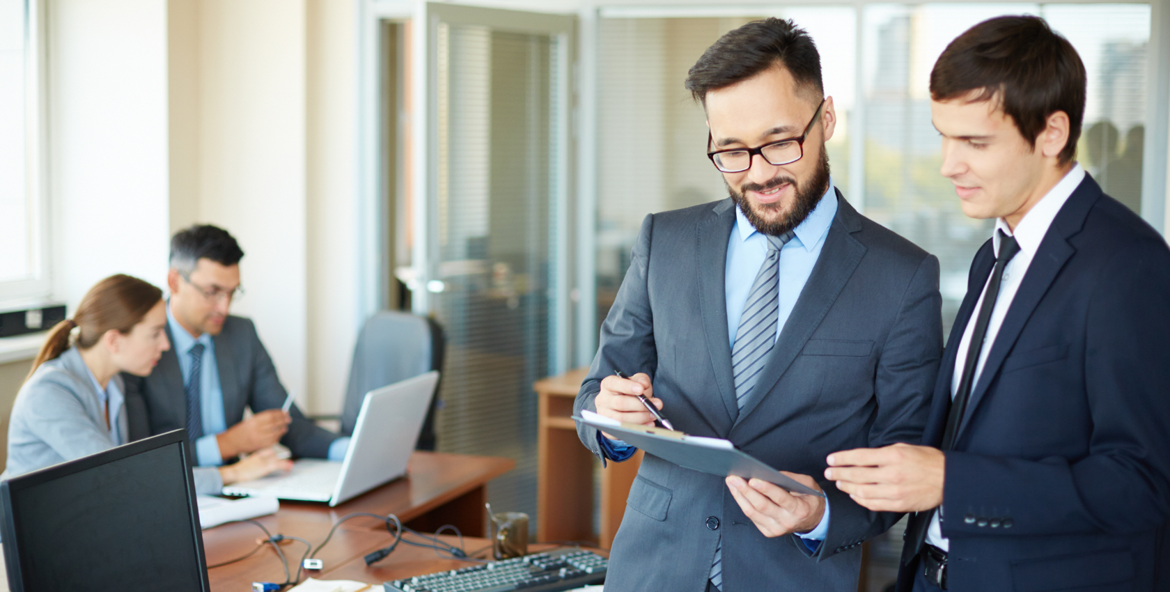 Беседа бизнесменов. Крупный консалтинг. Бизнес интервью. Два бизнесмена. Деловой человек.