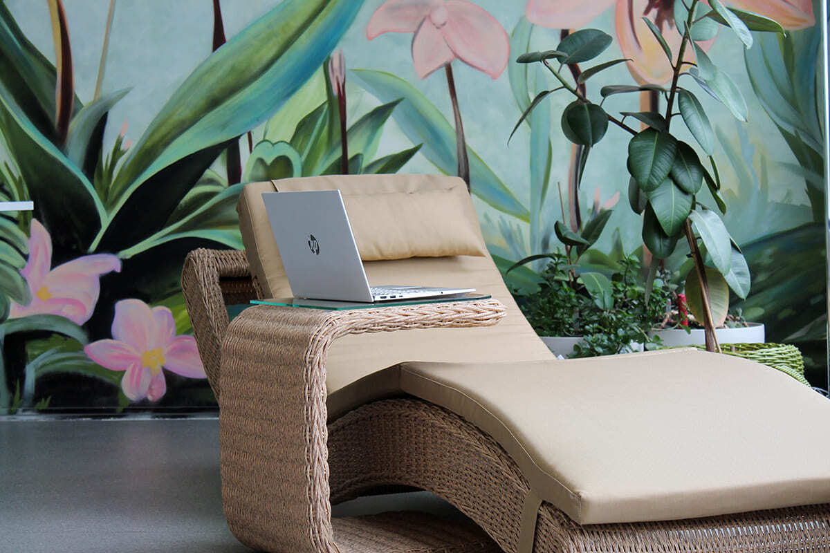 Шезлонги Malacca на террасе отеля