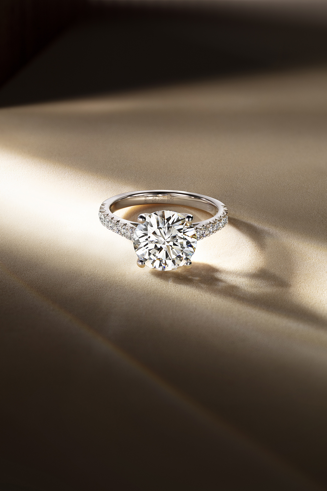 Помолвочное кольцо с круглым бриллиантом